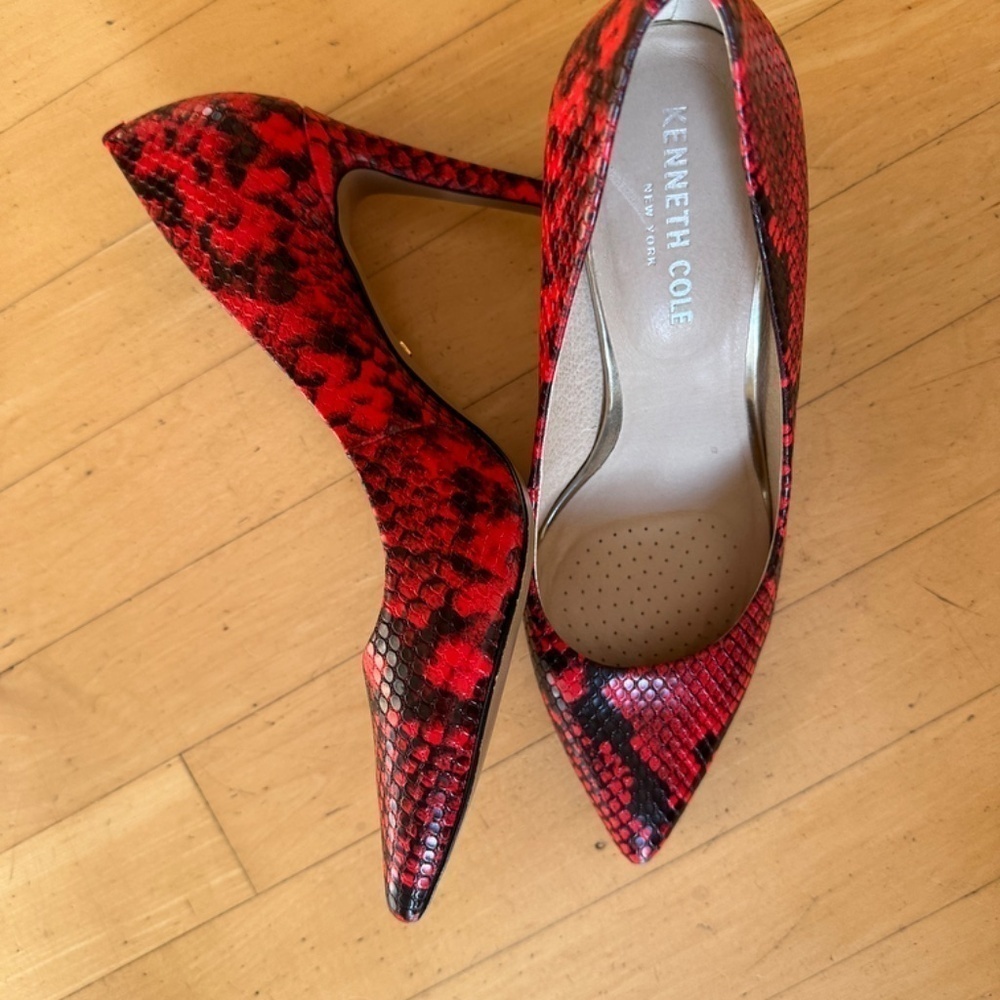 LIke New Kenneth Cole Riley Red Snakeskin pumps, 7.5. G966 - Picture 4 of 8